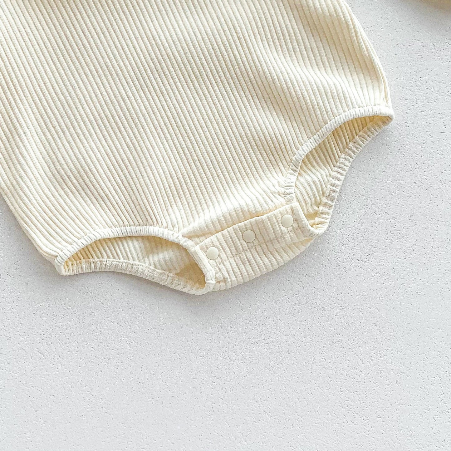 Frühling und Herbst Ankunft Baby Mädchen Langarm Floral Stickerei Muster Kragen Basis Schicht Onesie