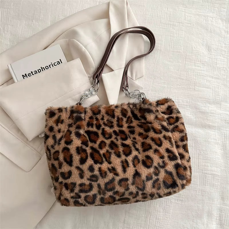 Handväska Leopard – Trendig mjuk väska med kedjedetalj