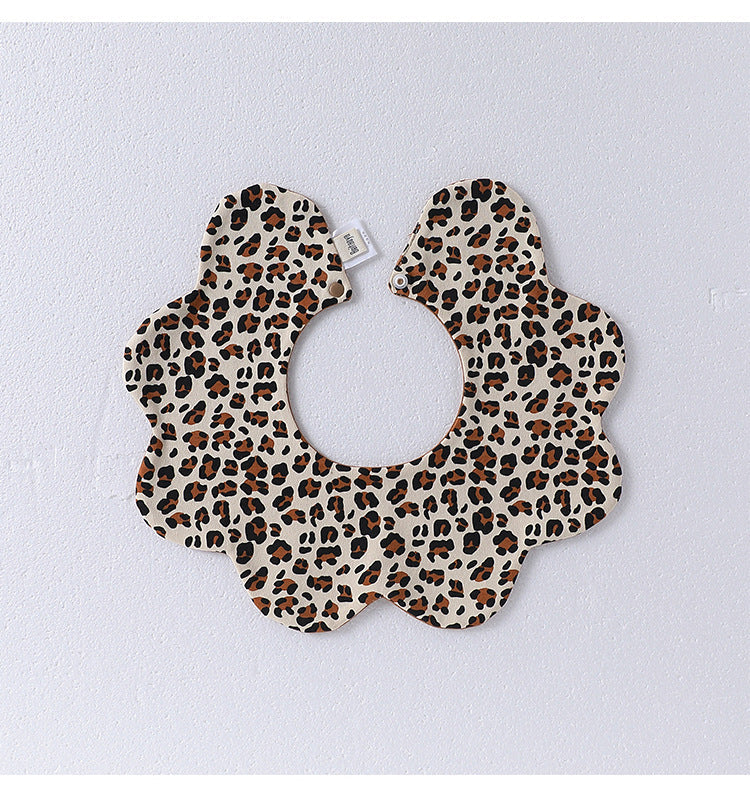 Entzückendes Lätzchen aus Baumwolle mit einfachem Muster und Blumenmuster zum Aufstecken