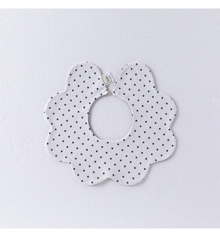 Entzückendes Lätzchen aus Baumwolle mit einfachem Muster und Blumenmuster zum Aufstecken