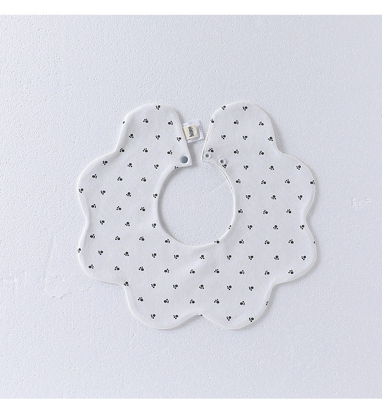 Entzückendes Lätzchen aus Baumwolle mit einfachem Muster und Blumenmuster zum Aufstecken