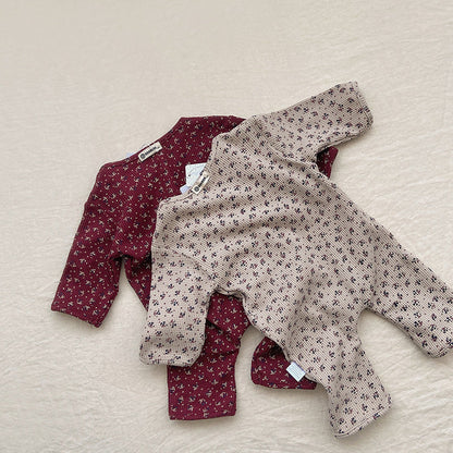 Baby-Strampler mit Blumenmuster und durchgehender Knopfleiste und Waffelstrick 