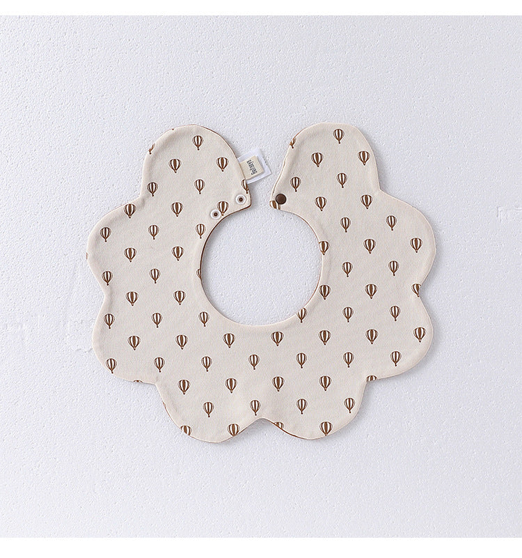 Entzückendes Lätzchen aus Baumwolle mit einfachem Muster und Blumenmuster zum Aufstecken